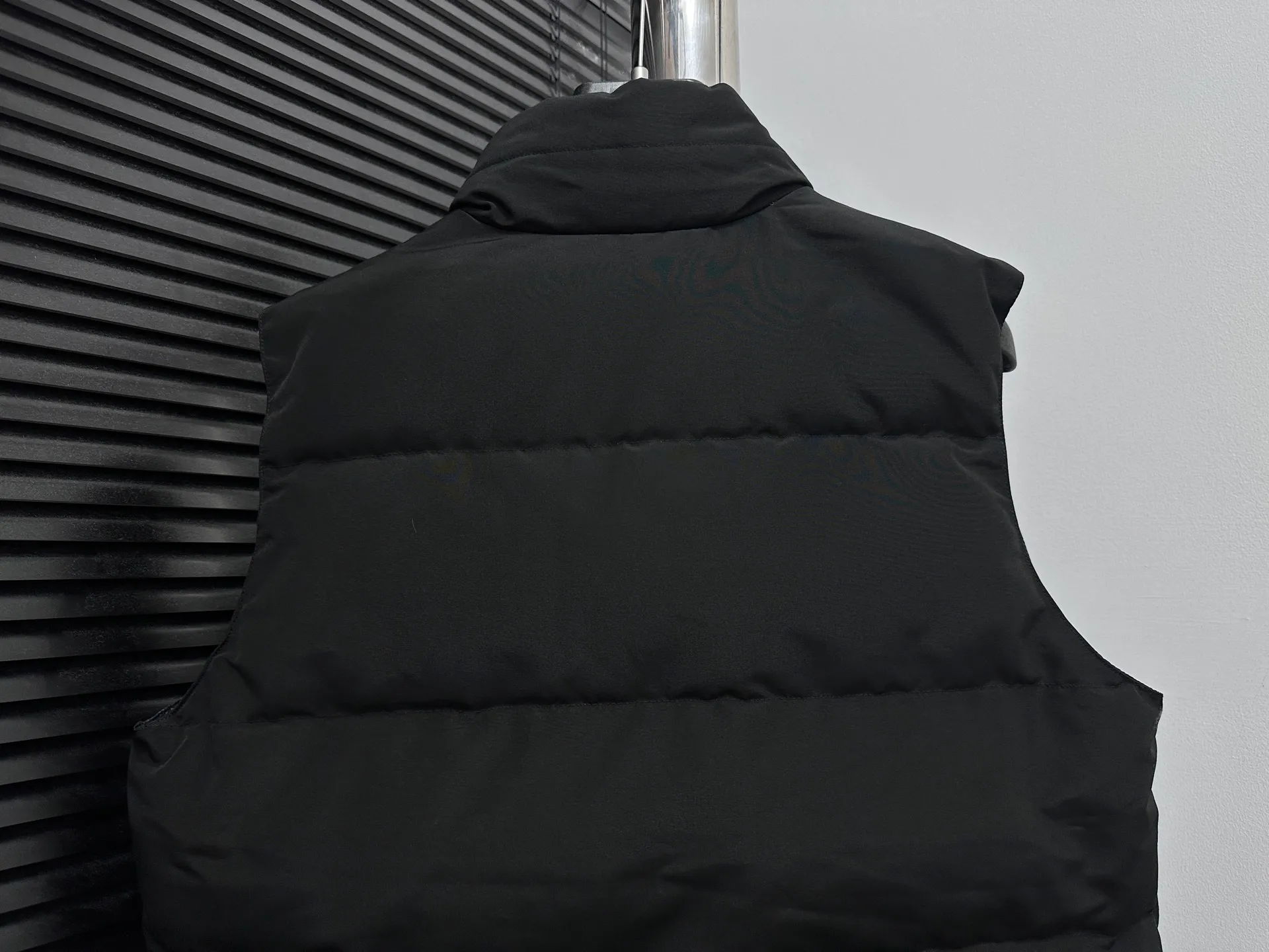 P360 [Canada Goose] Canada Goose black label #Freestyle Crew 4151mb men’s and women’s vest down ➖ Imported Behringer embroidery machine with customized 10,000-needle embroidery label! ➖ Imported 21-count polyester-cotton blended original fabric, using Feather-Light 10D waterproof coating fabric, made of 84.5% polyester fiber and 15.5% cotton, 100% the best feel in the entire network! ➖ The genuine official website uses the national standard 80 white duck down, and will never be misled by false claims such as 90 down or goose down! ➖ 100% nylon nylon lining with double double-layer sealing design to prevent velvet from running away. Top-grade polar fleece is used in the collar and pockets to keep warm and comfortable! ➖ Yoshida YKK provides original custom-made electroplated sliders. YKK two-way lockable zippers are tight and smooth and will not peel off paint! ➖ 3M composite original Velcro is durable, and all accessories and hardware are disassembled and customized! ⛔No slander, no exaggeration, no need for too much copywriting, because it is focused, it is professional!  SIZE: XS S M L XL XXL